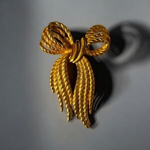 Signed TAT vintage costume jewelry Gold-toned textured  bow Scarf Clip